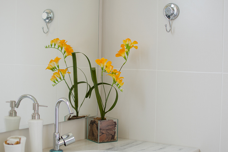 Images are merely illustrative. Stainless steel hanger with suction cup in the bathroom.